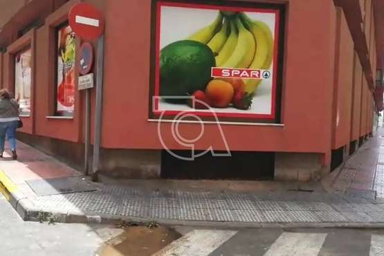 Aguas sucias salen a la calle desde un edificio en Los Llanos (Foto TA)